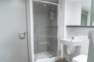 een badkamer met een douche, een toilet en een wastafel bij Contemporary 1 Bed Apartment in Central Liverpool in Liverpool