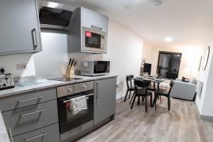 Virtuvė arba virtuvėlė apgyvendinimo įstaigoje Contemporary 1 Bed Apartment in Central Liverpool