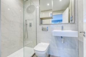 y baño con aseo, lavabo y ducha. en Modern 2 Bedroom Apartment in Bracknell en Bracknell
