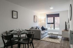 sala de estar con mesa y sofá en Contemporary 1 Bed Apartment in Liverpool Centre, en Liverpool