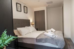 1 dormitorio con 1 cama con toallas en Contemporary 1 Bed Apartment in Liverpool Centre, en Liverpool