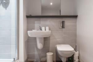 y baño con lavabo y aseo. en Contemporary 1 Bed Apartment in Liverpool Centre, en Liverpool