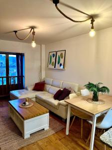 a living room with a couch and a table at O Picho: apartamento céntrico. in Puentedeume