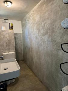 本托塔The Cottage Bentota的带马桶和水槽的浴室 更多8张照片