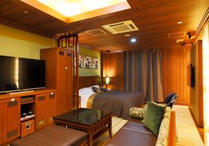 Habitación de hotel con cama y TV de pantalla plana. en ホテルウォーターゲート香芝 en Kashiba