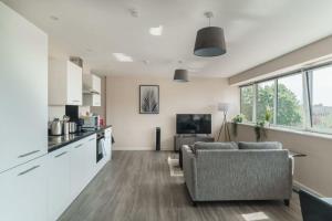 sala de estar con sofá y cocina en Amazing 1 Bed Apartment in Manchester - Sleeps 2 en Mánchester
