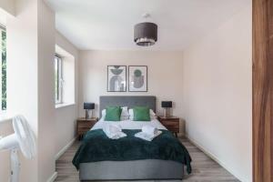 um quarto com uma cama com almofadas verdes em Amazing 1 Bed Apartment in Manchester - Sleeps 2 em Manchester
