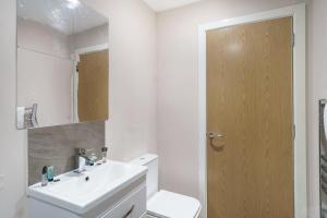 y baño con lavabo, aseo y espejo. en Amazing 1 Bed Apartment in Manchester - Sleeps 2 en Mánchester