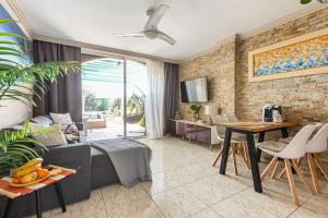 Μια τηλεόραση ή/και κέντρο ψυχαγωγίας στο Beachfront Private Apartment in Pueblo Torviscas Sunset Harbour