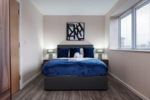 Un pat sau paturi într-o cameră la A Modern and Bright 1 Bed Apartment in Manchester