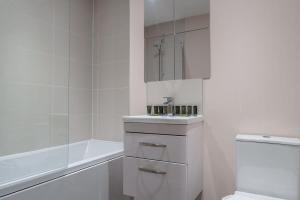 O baie la A Modern and Bright 1 Bed Apartment in Manchester