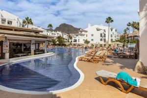 Πισίνα στο ή κοντά στο Beachfront Private Apartment in Pueblo Torviscas Sunset Harbour