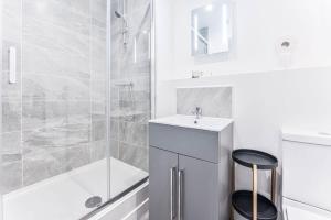 Un baño de Modern 1 Bed Apartment in Central Wolverhampton