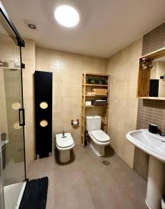 uma casa de banho com um WC e um lavatório em O Picho: apartamento céntrico. em Puentedeume