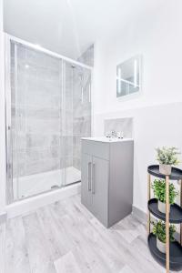 a bathroom with a shower and a sink at Contemporary 1 Bed Apartment in Central Wolverhampton in Wolverhampton