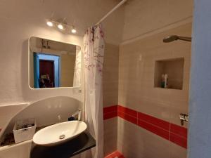 y baño con lavabo blanco y espejo. en da Massimo, en Santa Marina Salina