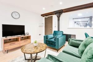 a living room with a couch and a tv at Cosy 1 Bedroom Apartment in Burton-on-Trent in Burton upon Trent