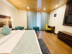 Rúm í herbergi á Simsa Heights Manali