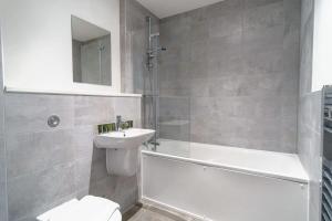 Vonios kambarys apgyvendinimo įstaigoje Stunning 2 Bed Apartment in Salford with Views