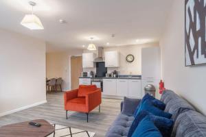 ein Wohnzimmer mit einem Sofa und einer Küche in der Unterkunft Bright 2 Bed Apartment Manchester - Sleeps 4 in Manchester