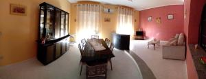 a living room with red walls and a table and chairs at Casa Ale in Avola