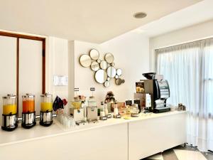 Augustus Hotel Riccione的咖啡和沏茶工具