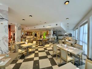 Augustus Hotel Riccione餐厅或其他用餐的地方