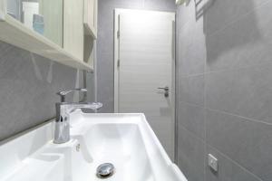 ein Badezimmer mit einem weißen Waschbecken und einer Dusche in der Unterkunft Budget Sunderland Studio with Lovely Views in Sunderland