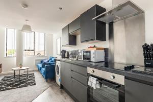 a kitchen with black and white appliances in a room at Modern 1 Bed Apartment in Central Retford in Retford