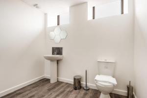 a bathroom with a toilet and a sink at Modern 1 Bed Apartment in Central Retford in Retford