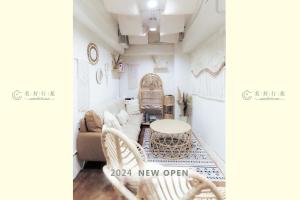 un soggiorno con un divano e un tavolo di Wondertime Taipei Station - Kaifeng Ladies Hostel a Taipei