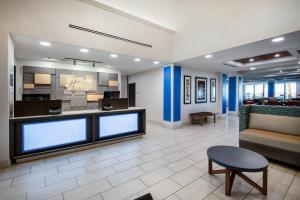 een lobby van een ziekenhuis met een bank en een tafel bij Holiday Inn Express Hotel & Suites Yuma, an IHG Hotel in Yuma