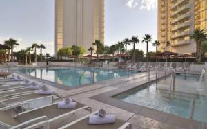 einen Pool mit Liegestühlen und ein Hotel in der Unterkunft MGM Signature 30th Floor Penthouse w Balcony in Las Vegas