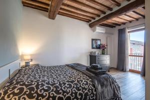 Tempat tidur dalam kamar di Casa Rossa in Tuscan countryside