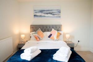 una camera da letto con un letto e due asciugamani di Fantastic 1 Bed Apartment in Crawley a Crawley