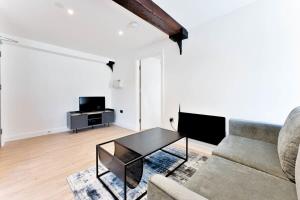 uma sala de estar com um sofá e uma mesa em Characterful 1 Bed Apartment in Burton-on-Trent em Burton upon Trent