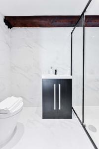 Ένα μπάνιο στο Characterful 1 Bed Apartment in Burton-on-Trent