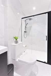 een witte badkamer met een toilet en een douche bij Stunning 1 Bed Apartment in Burton-on-Trent in Burton upon Trent
