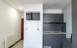 Kuchyň nebo kuchyňský kout v ubytování Charming Budget Studio in Central Sunderland