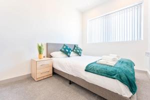 Una cama o camas en una habitación de Modern 2 Bedroom Apartment Central Wolverhampton