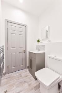 Bathroom sa Modern 2 Bedroom Apartment Central Wolverhampton