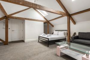 Llit o llits en una habitació de Budget Studio Apartment in Central Doncaster