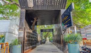 un pont avec un panneau indiquant la tige de feu dans l'établissement Palette - The Slate Hotel, à Chennai