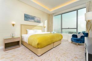 Postel nebo postele na pokoji v ubytování FAM Living - Palm Tower Attached to St Regis Palm Tower 1Bed - Palm Jumeirah Views