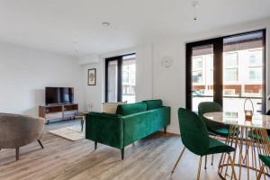 sala de estar con sofá verde y mesa en Modern Fabulous Flat In Central Birmingham en Birmingham