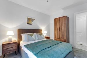 1 dormitorio con 1 cama grande y armario de madera en Modern Fabulous Flat In Central Birmingham en Birmingham