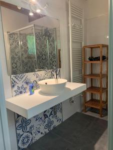 a bathroom with a sink and a mirror at Villa Clementine in Piazza Armerina