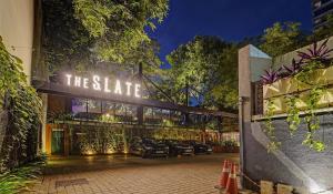 un edificio con un cartello che legge lo stato di Palette - The Slate Hotel a Chennai