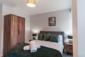 a bedroom with a bed with two towels on it at Contemporary 1 Bedroom Apartment in Liverpool in Liverpool