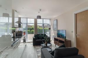 uma sala de estar com dois sofás e uma televisão em Bright & Modern 1 Bed Apartment in Manchester em Manchester